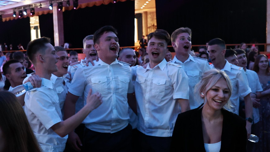 Москва во власти выпускников: около двух тысяч вчерашних школьников собрались в Кремле