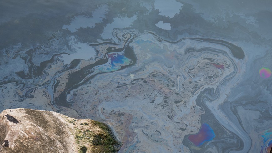 Нефтяные пятна обнаружили на реке Лена в Якутии
