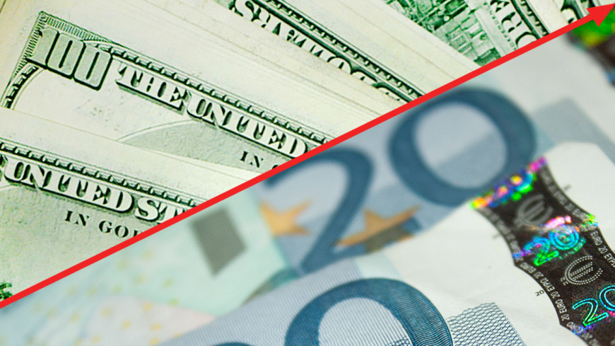 Банк России повысил официальные курсы доллара и евро на пятницу