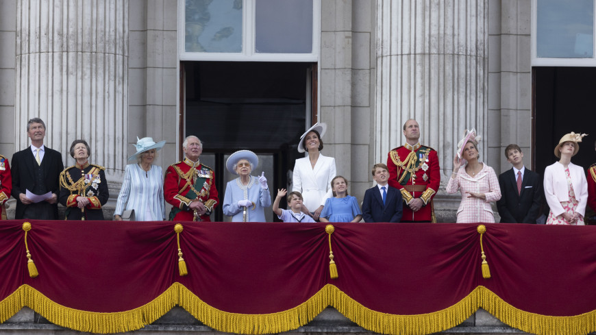 Очаровательные шалости: фотографии принца Луи с юбилея правления Елизаветы II стали мемом