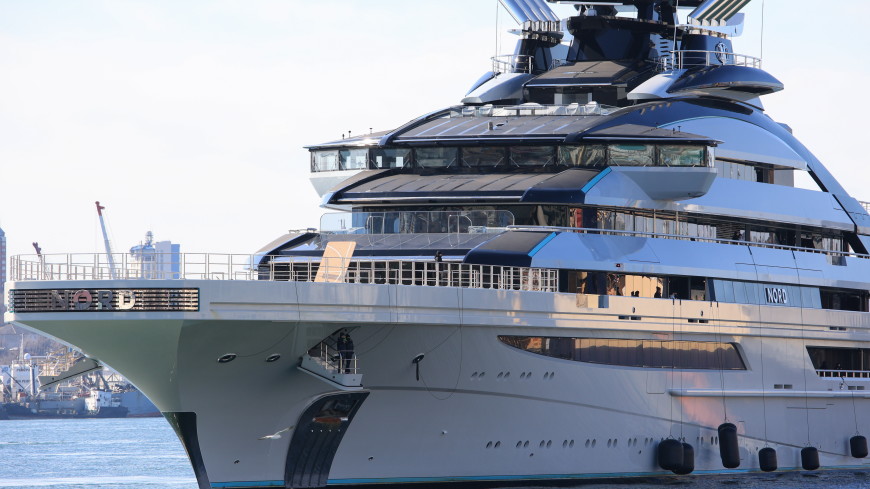 Во Владивостоке пришвартовалась шестипалубная яхта миллиардера Мордашова