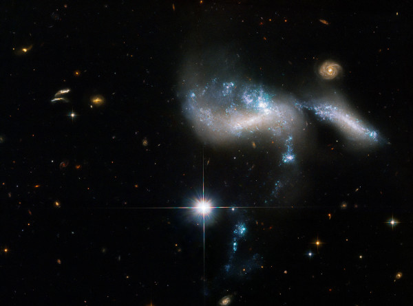 Телескоп Hubble обнаружил «звездную реку» рядом со скоплением галактик