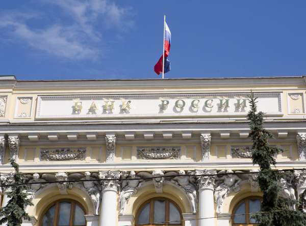 Банк России повысил курсы доллара и евро на 18 мая