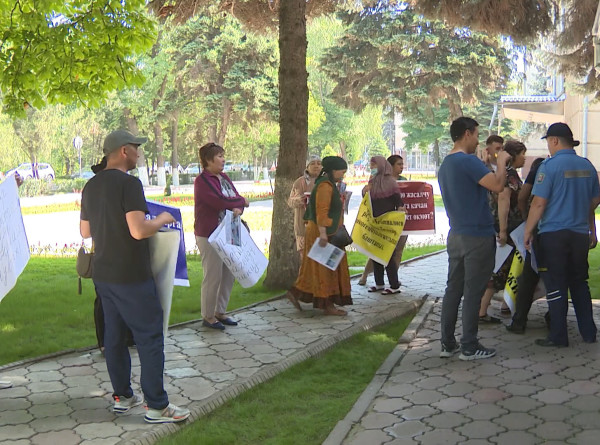 В Бишкеке родители онкобольных детей вышли на митинг