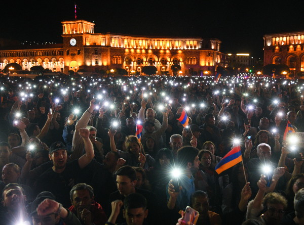В Ереване митингующие установили &laquo;стену позора&raquo;