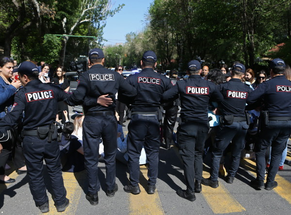 В Ереване задержали более 400 участников протестов