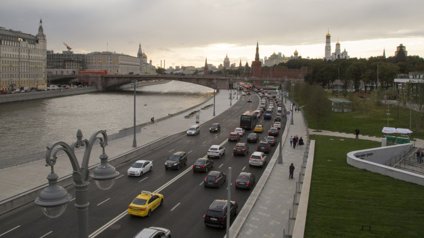 Объезд пробки и невключение поворотников: что раздражает москвичей в поведении автомобилистов