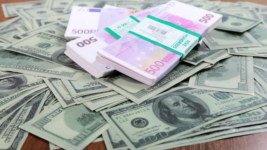 Курс доллара и евро на торгах опустился ниже 62 рублей и 64 рублей соответственно