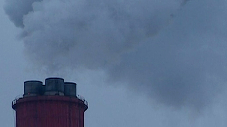 Скриншот: &quot;«МИР 24»&quot;:http://mir24.tv/, труба, загрязнение воздуха, завод, дым