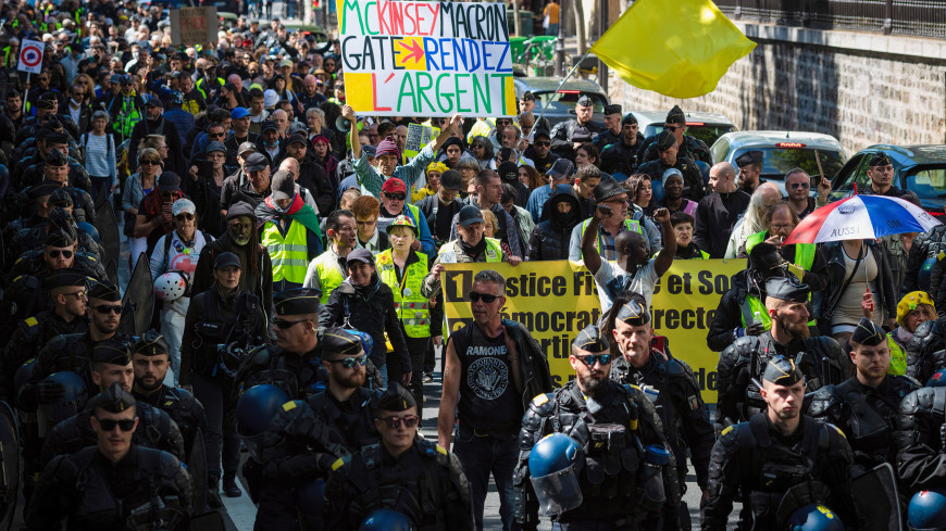 Столкновениями с полицией завершилась первомайская демонстрация в Париже