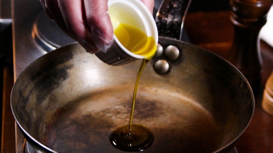 Готовить с растительным маслом. Растительное масло в Турции. Растительное масло в Чижике. Как правильно открывать растительное масло.