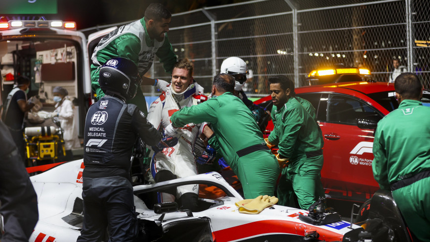 Болид развалился на две части: Мик Шумахер попал в аварию на Гран-при Монако