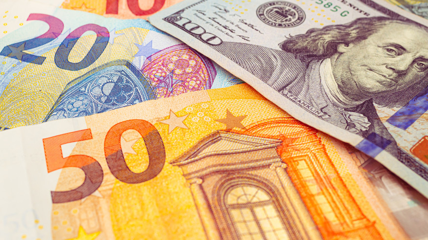 Курс доллара на Московской бирже опустился ниже 63 рублей, евро – ниже 65