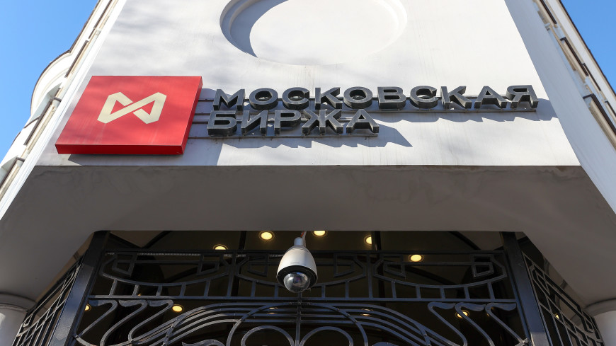 Курс доллара на торгах Мосбиржи опустился до 62 рублей впервые с января 2020 года.