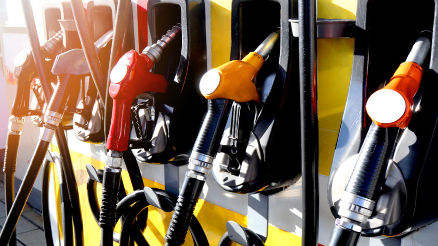 Автомобиль становится роскошью: сколько сейчас стоит бензин в разных странах