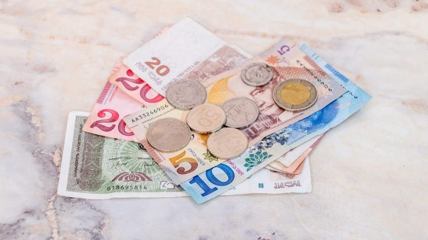 Грузинский лари уверенно укрепился к доллару
