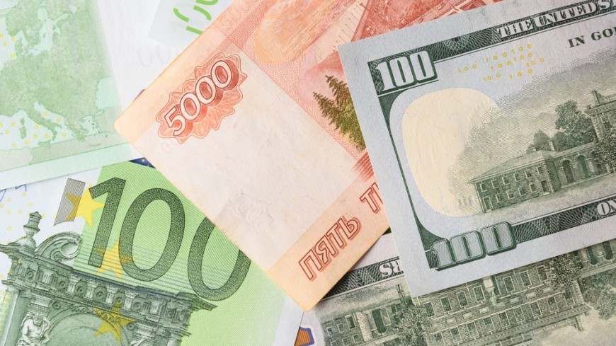 Банк России повысил официальные курсы доллара и евро на пятницу
