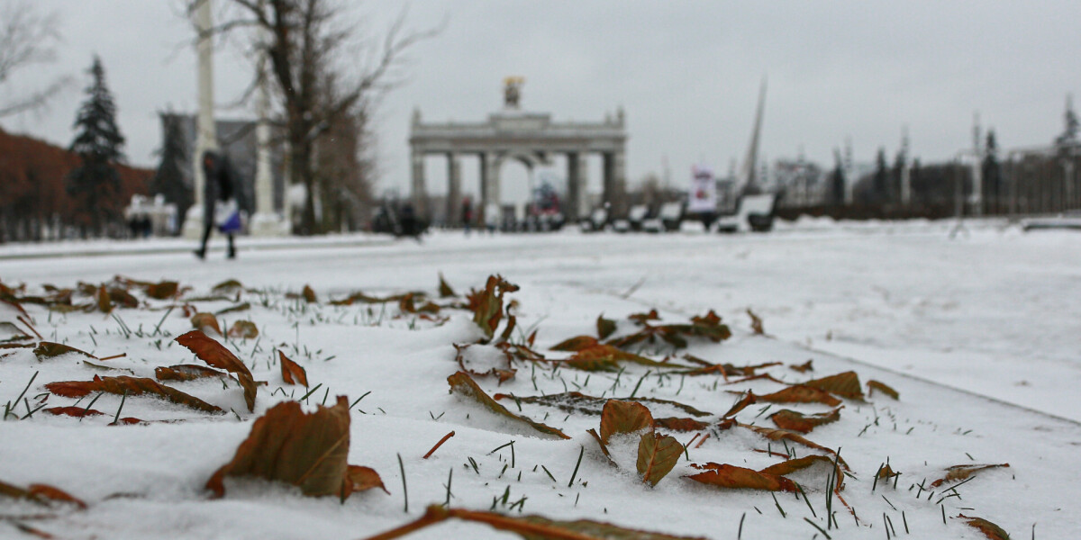 В москве потепление на следующей. ВДНХ зима. Красивая зима в Москве. Потепление в Москве. Москва осень со снегом.