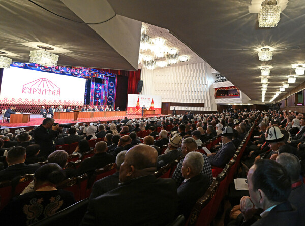 Представители всех районов страны и первые лица Кыргызстана собрались на курултай в Бишкеке