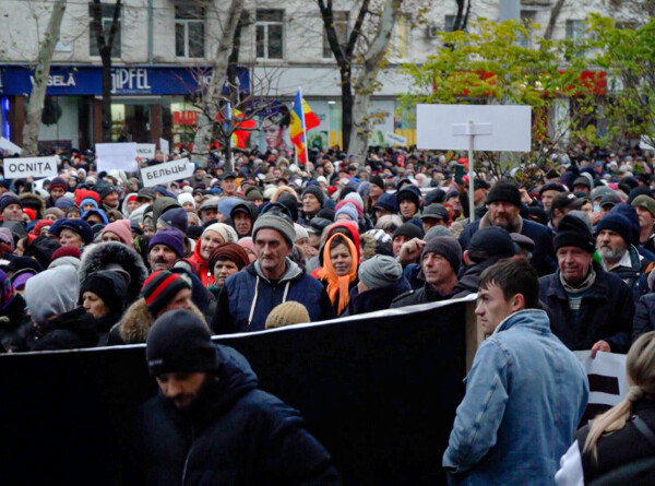 Сторонники оппозиции вышли на антиправительственный митинг в Кишиневе