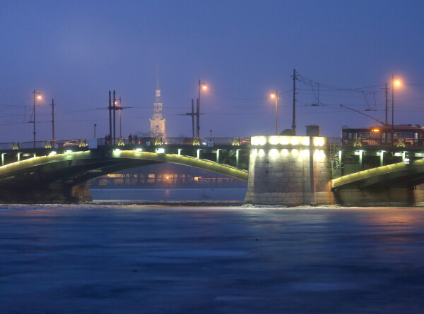 По Биржевому мосту в Петербурге открыли движение после ремонта