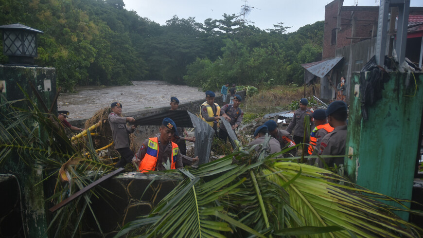Сильные дожди вызвали наводнение на индонезийском острове Сулавеси