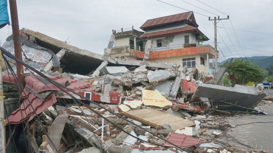 Пятилетний ребенок в Индонезии выжил под руинами дома благодаря матрасу