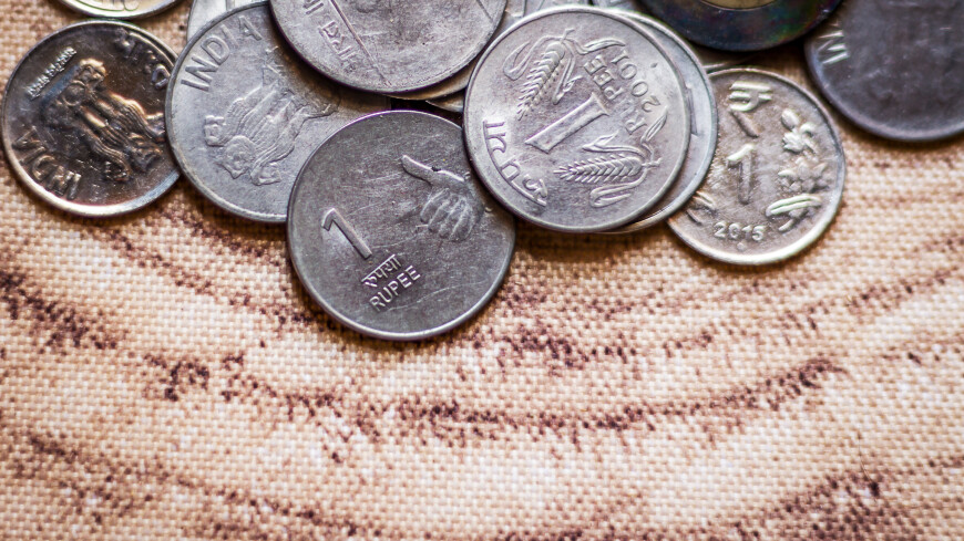 Врачи извлекли полтора килограмма монет из желудка пациента в Индии