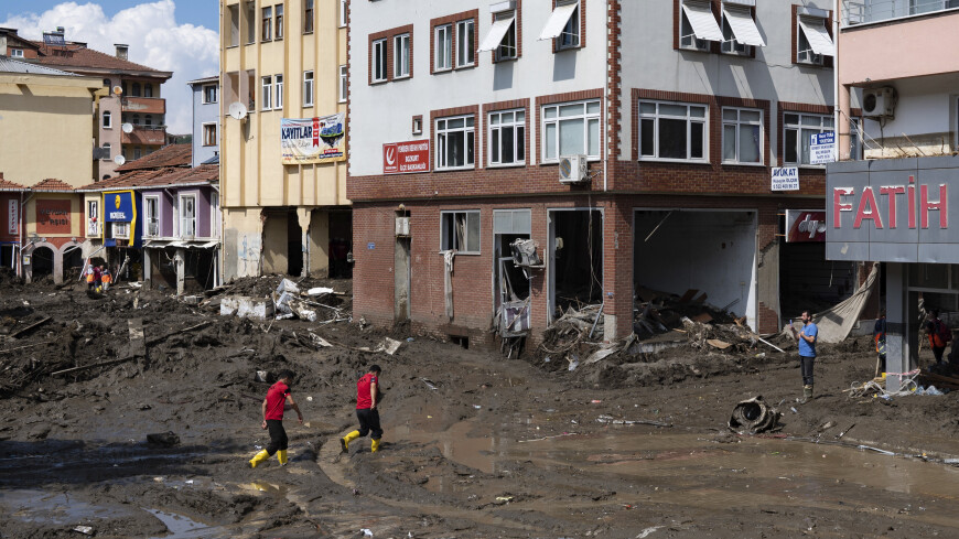 Проливные дожди на юге Турции парализовали жизнь курортов в Анталье