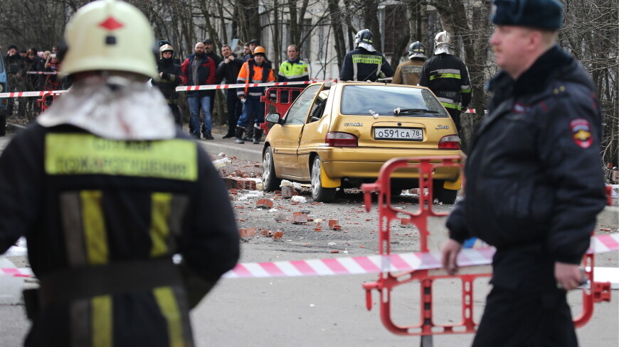 Сорванная ветром кровля повредила семь автомобилей в Ивановской области