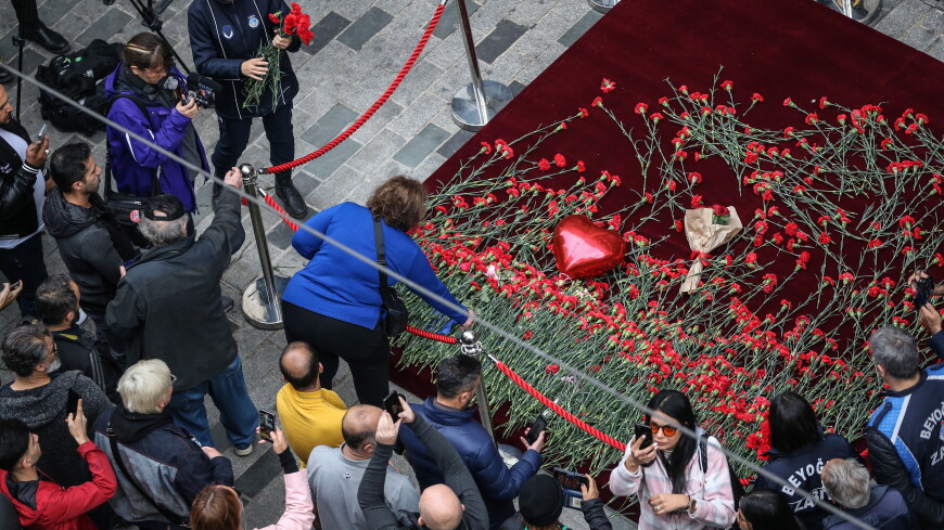 Жители Стамбула принесли цветы к месту взрыва на улице Истикляль