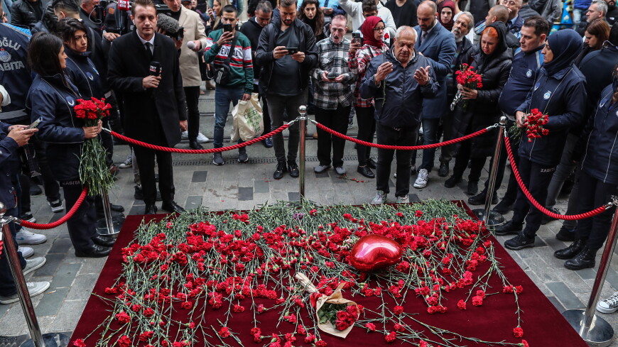 Люди несут цветы к месту воскресного теракта в Стамбуле