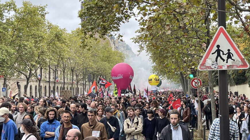 Более 30 тысяч французов потребовали от властей повышения зарплат