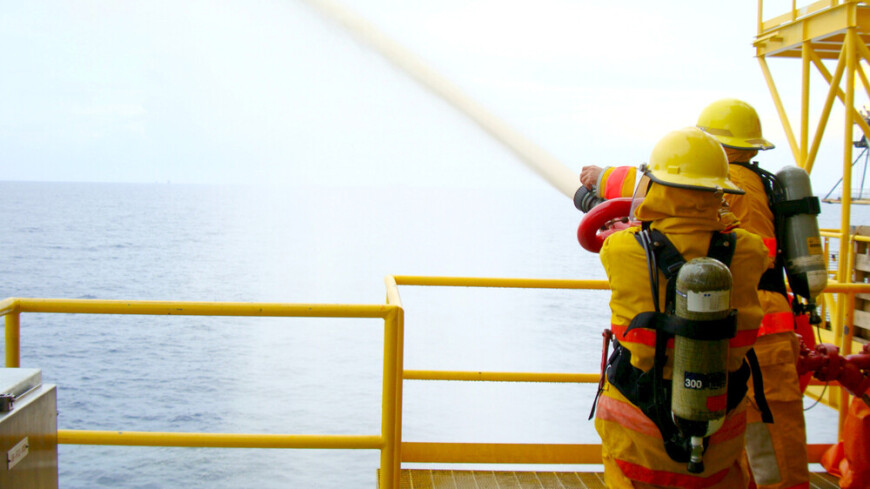 Спасатели эвакуируют пассажиров горящего парома у берегов Бали