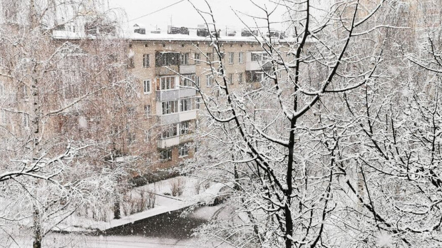 Выпал снег апрель. Снегопад в Москве. Снегопад в марте. Снег в апреле. Снег в России.