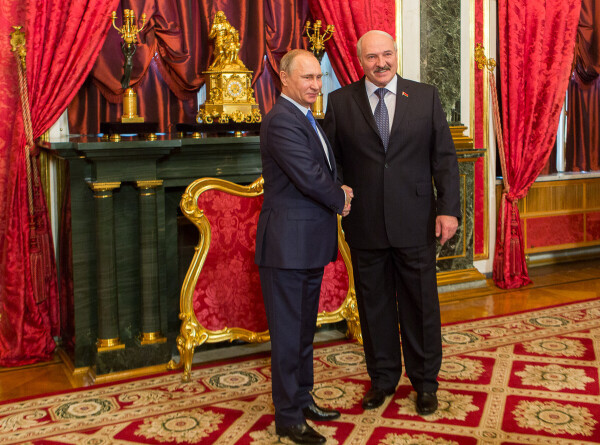 Лукашенко подарил Путину на день рождения трактор BELARUS