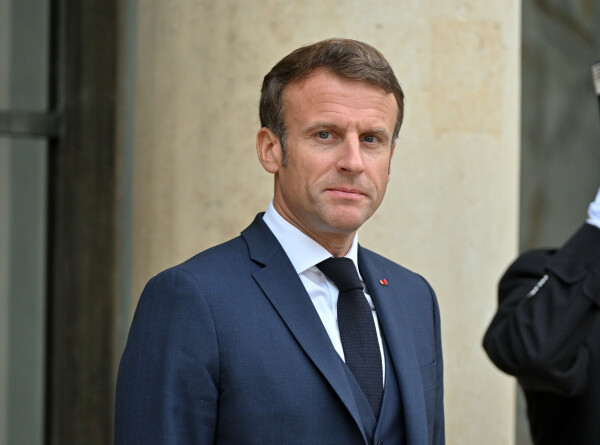 Макрон утеплился: вместо рубашки с галстуком президент Франции надел водолазку