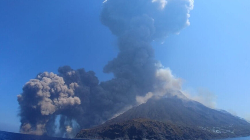 Потоки лавы пробили стену кратера извергающегося вулкана Стромболи