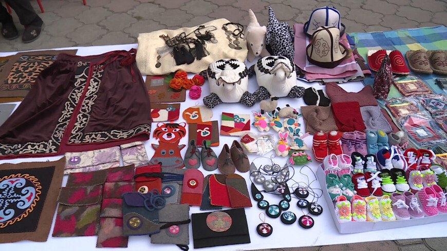 От варежек до войлочных игрушек: пенсионеры представили свои изделия на ярмарке в Кыргызстане
