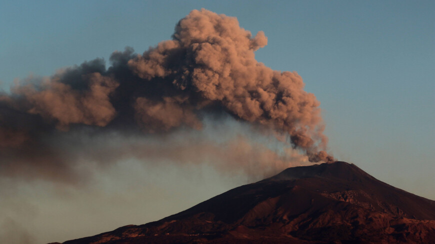 Пожарный самолет упал на склон вулкана Этна в Италии