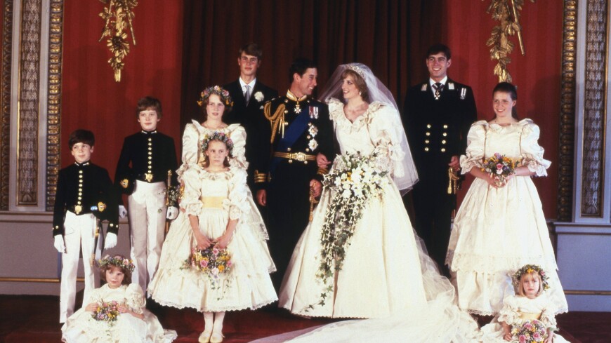 Кусок свадебного торта Карла III и принцессы Дианы выставили на аукцион