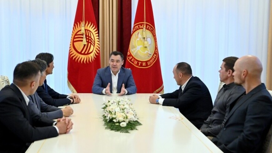 Альпинисты подарили президенту Садыру Жапарову флаг Кыргызстана, поднятый на Манаслу
