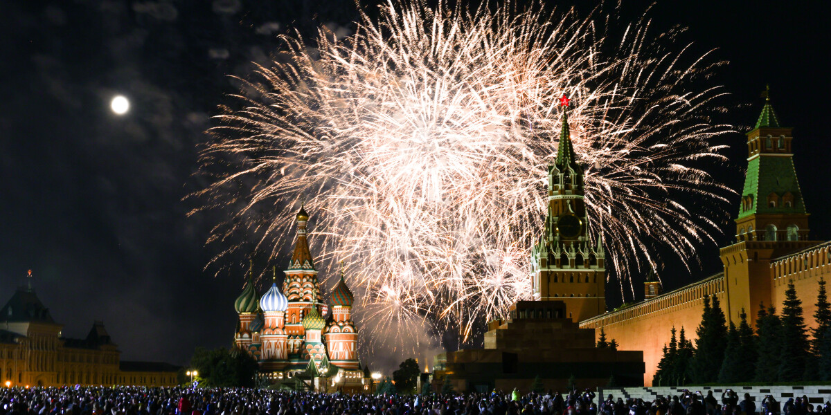 Салют в москве 4 ноября. Салют в Москве. Новогодний салют в Москве. Москва ночью. Москва ночью салют.