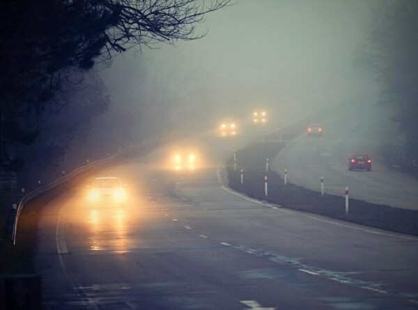 Автоэксперт рассказал, как правильно действовать при езде в тумане