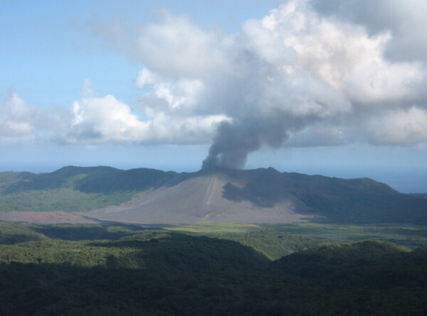 Экстремалы прошли по слэклайну над действующим вулканом в Вануату