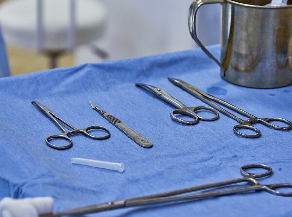 Индийские хирурги удалили из желудка мужчины 63 ложки