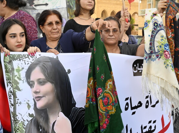 &laquo;Хиджабы там не носят&raquo;: кому и зачем понадобилось разгонять в медиа фейковую тему бесправия иранских женщин