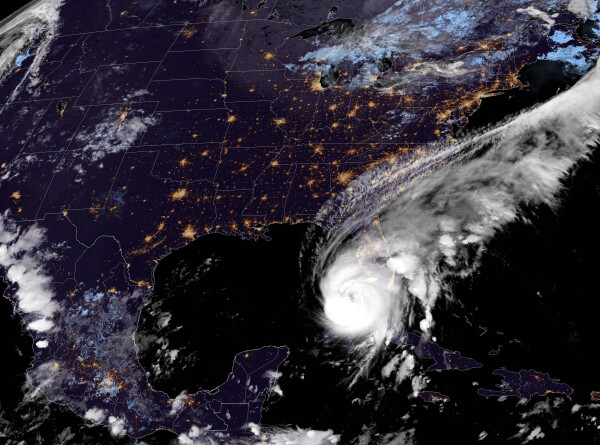 Ураган «Иэн» у берегов США усилился до «чрезвычайно опасной» категории