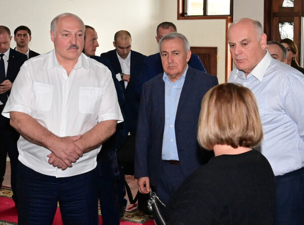 Лукашенко и Бжания обсудили экономические проекты