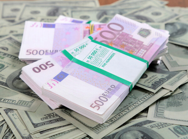 Курс евро упал ниже 52 рублей впервые с 2014 года